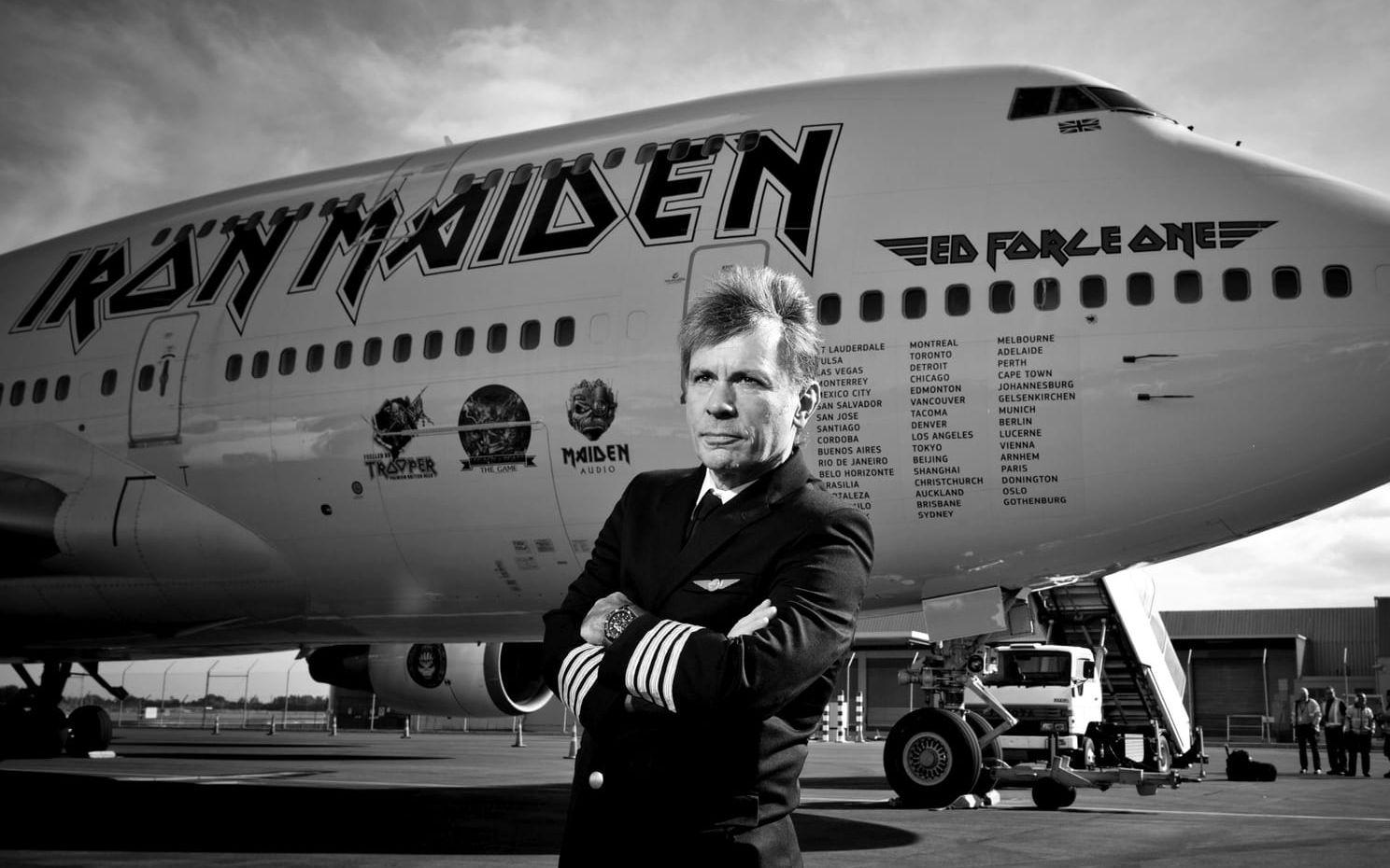 I tio år flög Bruce Dickinson 747:or och arbetade som pilot på bland annat British Airways. Han fick då begära tjänstledigt för att kunna turnera med Iron Maiden. 