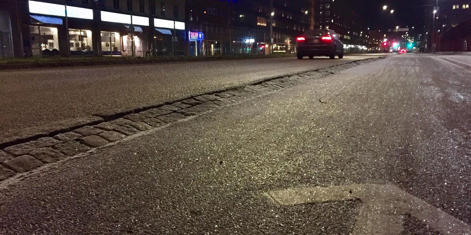 Under lördagskvällen var det frosthalka på vägarna i Göteborg. 