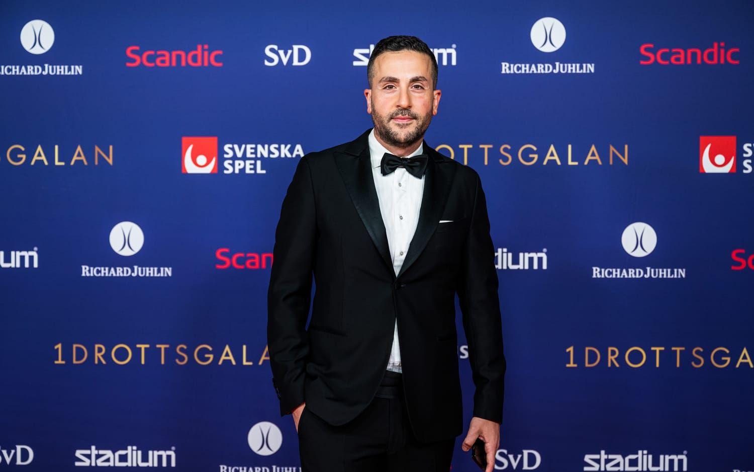 SVT:s reporter Johan Kücükaslan anländer.