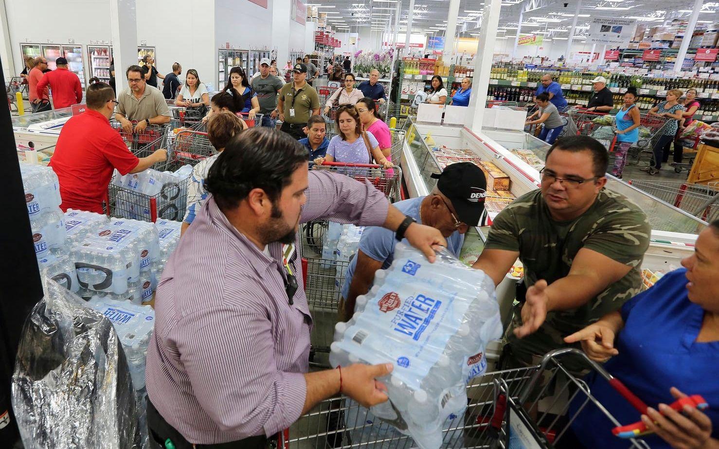 Miamiborna bunkrar upp med mat och vatten inför orkanen Irmas ankomst senare i veckan. Bild: TT
