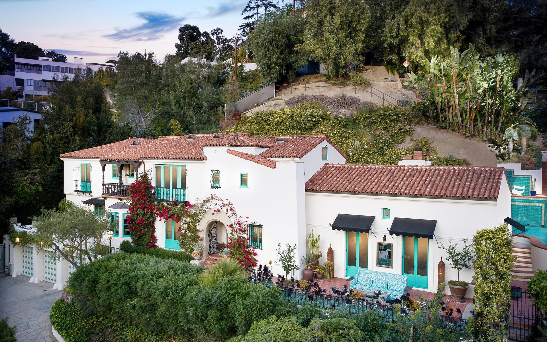 Huset i Los Feliz uppskattas av stjärnorna. I slutet av 90-talet bodde artisten Gwen Stefani där. 2013 flyttade Jesse Tyler Ferguson från tv-serien Modern Family in, och nu är det dags för DiCaprios mamma.