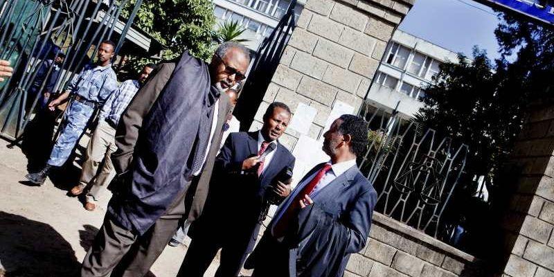Advokaterna Abebe Balcha och Seleshi Ketsela på plats utanför High Court.