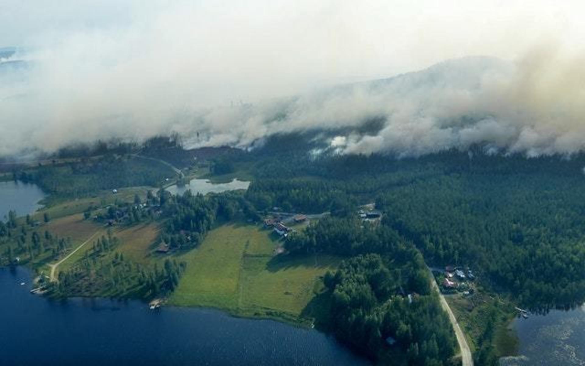Flygbilder över branden öster om Enskogssjön nära Ljusdal.