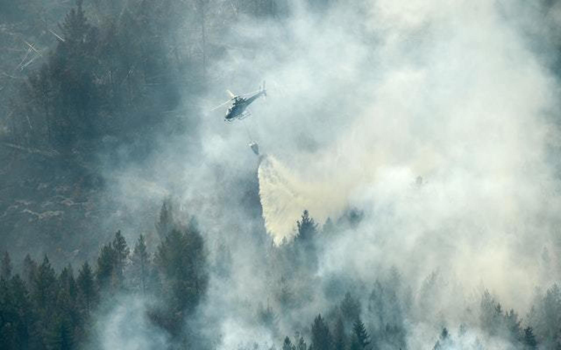 Släckningsarbete med helikopter över branden i Ljusdal.