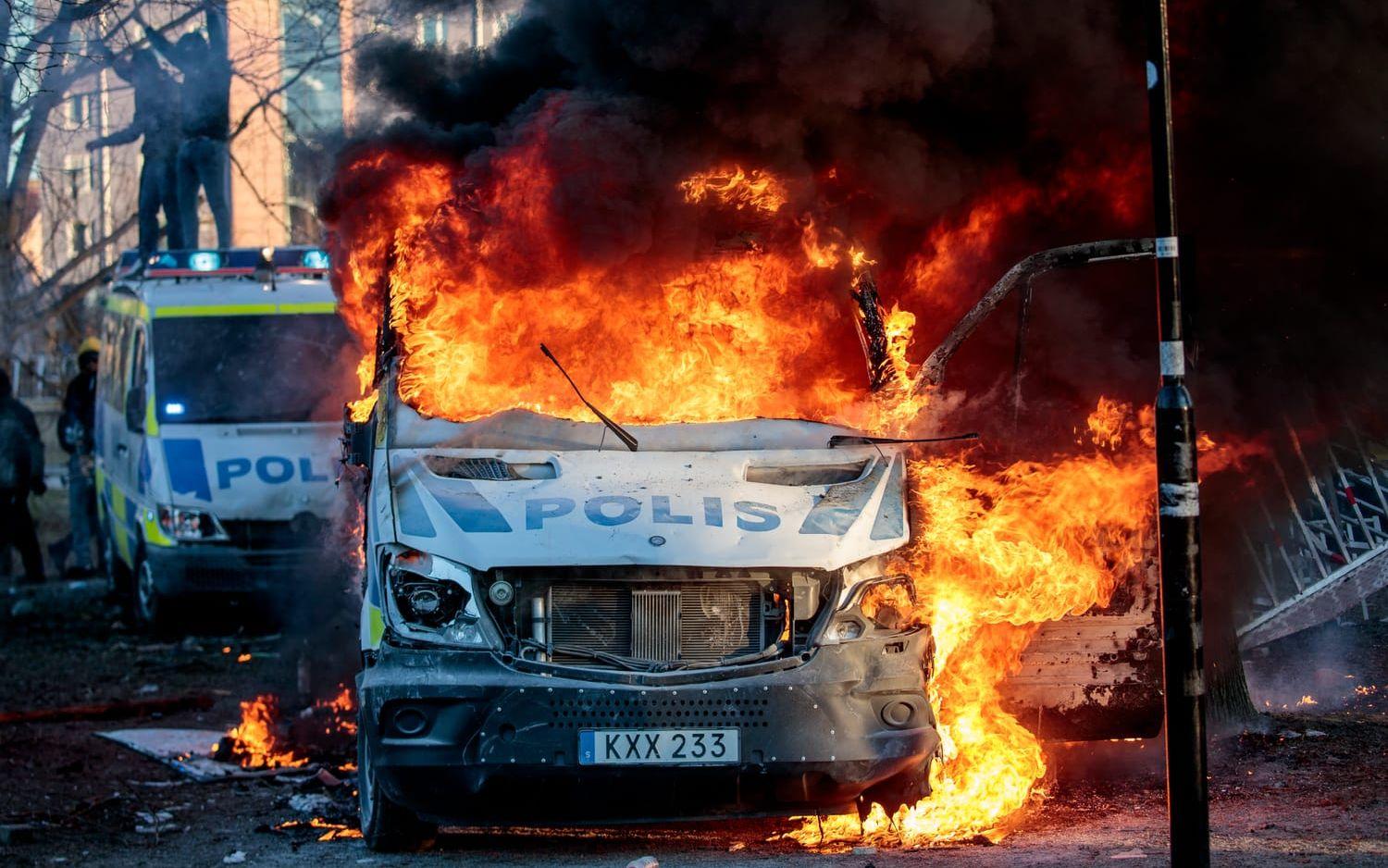 Under påskhelgen utbröt våldsamma upplopp i flera svenska städer, här en bild från Sveaparken i Örebro. Göta hovrätt har under måndagen kommit med dom mot tre män som deltog i upploppen i Linköping.