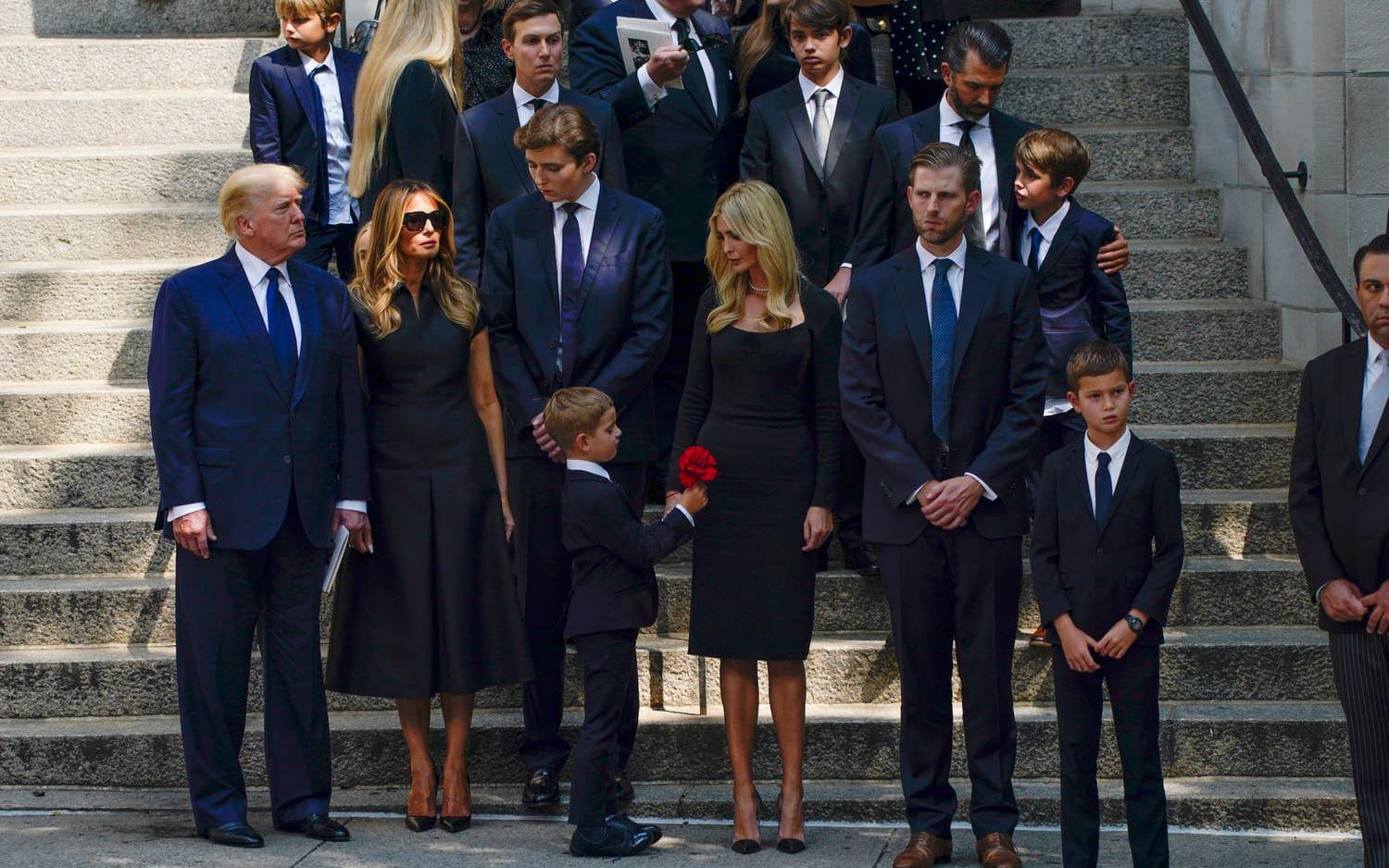 Donald Trump med hustrun Melania Trump. Den tidigare presidenten har redan siktat in sig på familjen Biden, närmare bestämt presidentens äldste son, Hunter Biden.