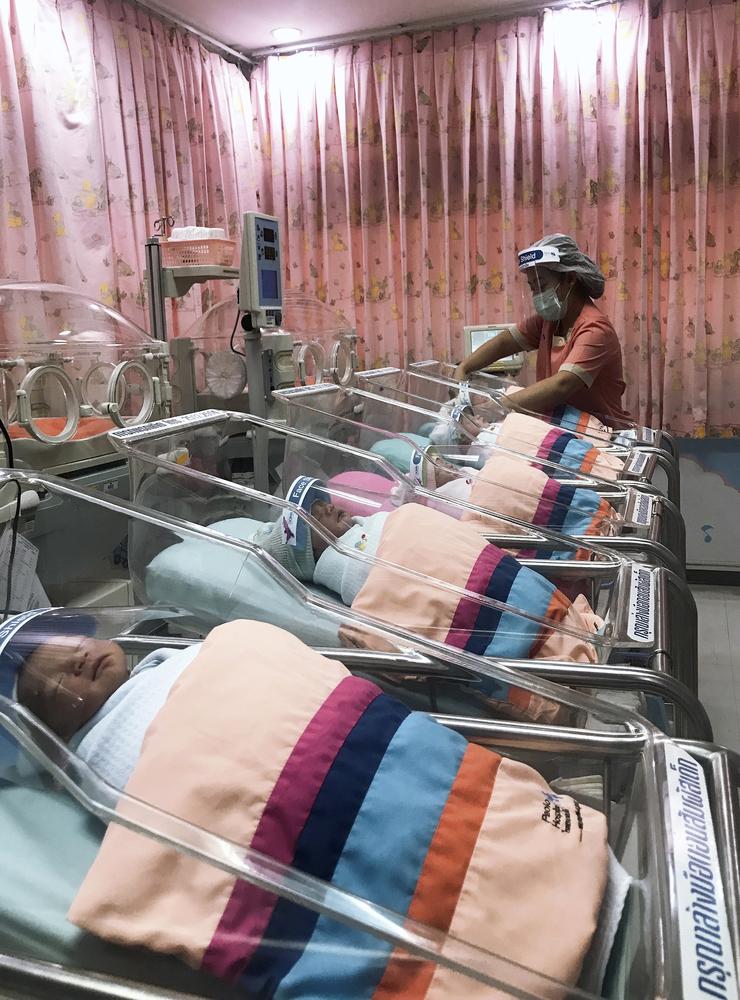 En sköterska stoppar om ett av de nyfödda barnen på Paolosjukhuset. 