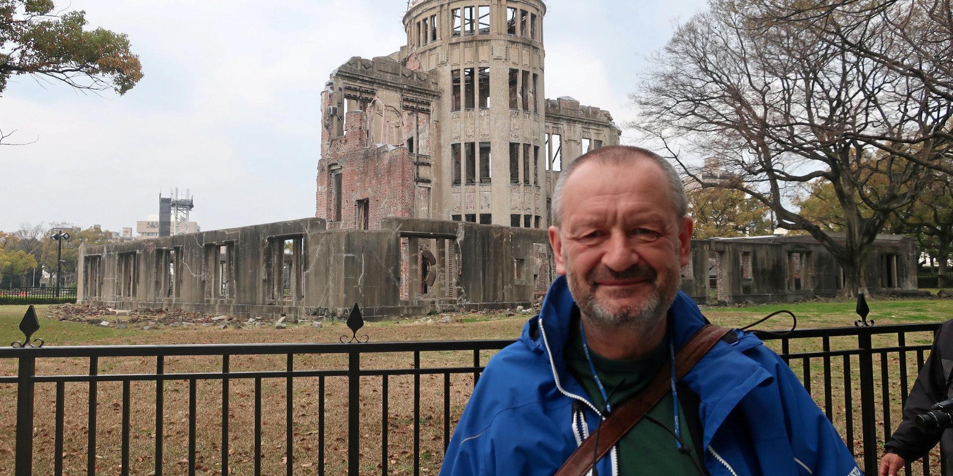 Jörgen Gustafsson ser sig ­gärna om under sin tid i ­Japan. Bilden är tagen framför A-bombdomen i Hiroshima, som påminner om dem som dog när atombomben föll över staden. 