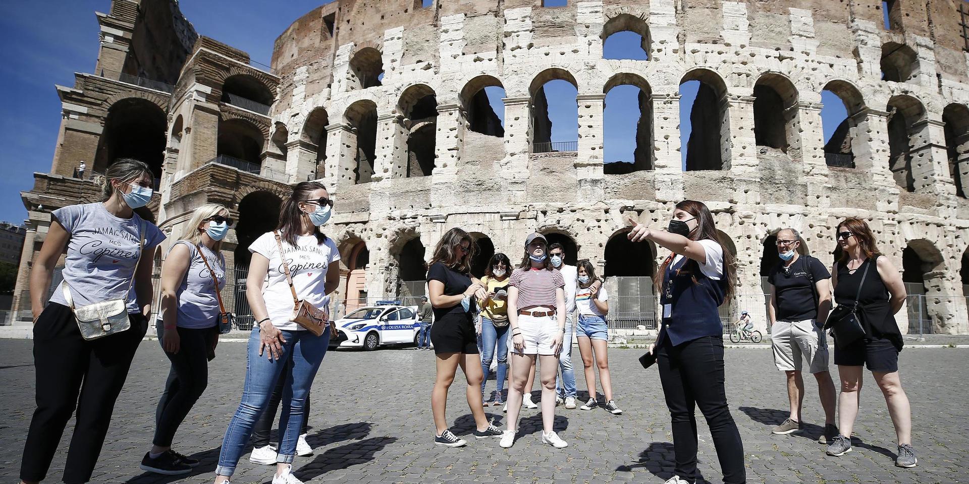 Efter midsommarhelgen slipper italienare och alla som besöker Italien bära munskydd utomhus. Bild från i maj.