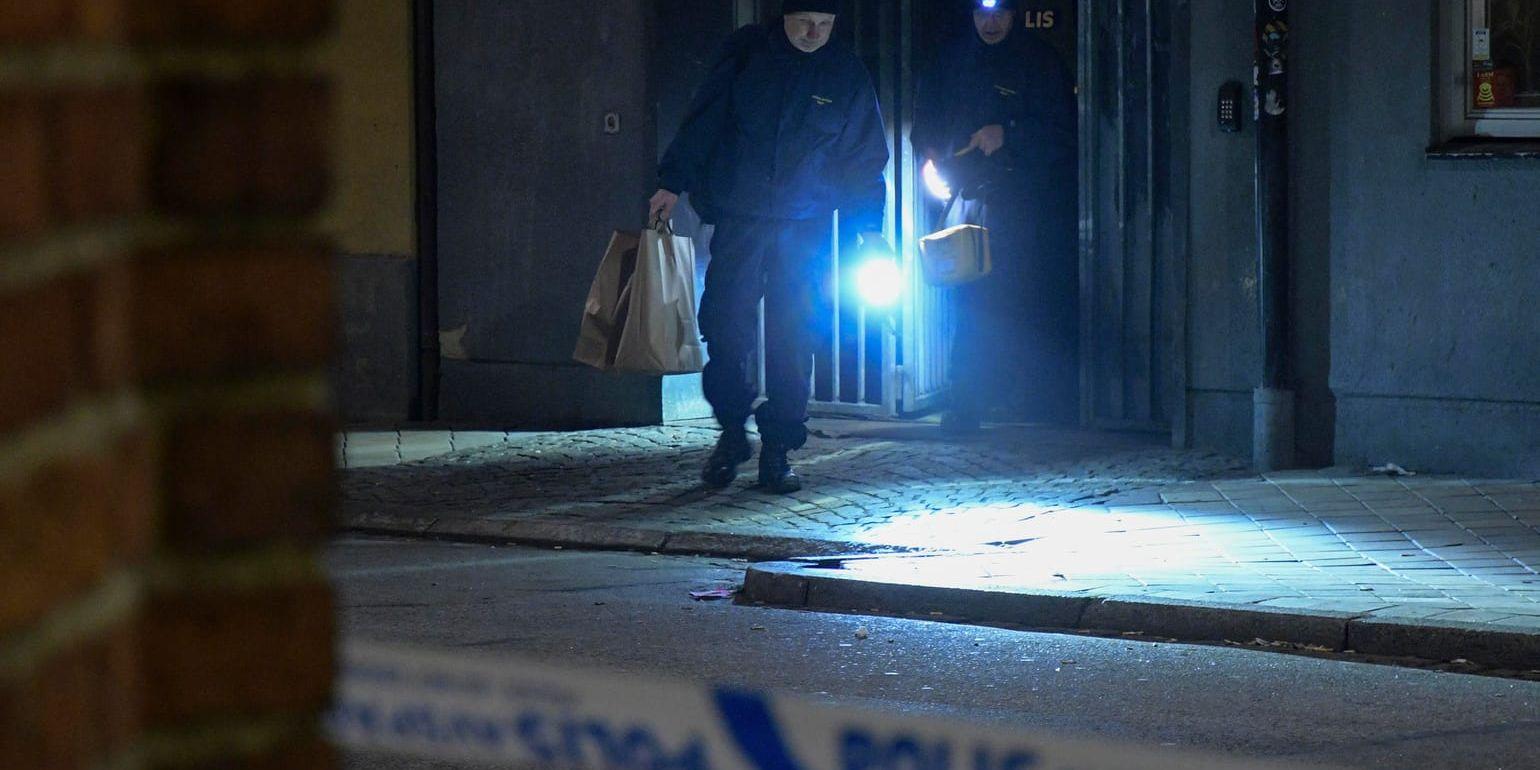 Polisens kriminaltekniker i arbete på Kristianstadsgatan i Malmö natten till den 29 januari. Nu åtalas en 33-årig man för mordet. Arkivbild.