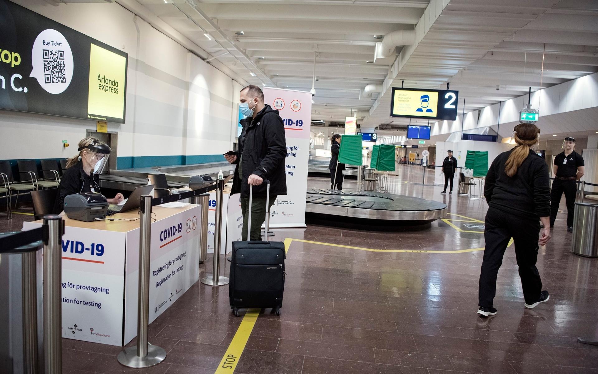 Sedan några månader tillbaka erbjuds PCR-tester vid bagagehallen på bland annat Arlanda (bilden) och Landvetter flygplats. Men endast en liten andel av resenärerna testar sig, bland annat då endast personer som är folkbokförda i regioner som utför testningen är välkomna.