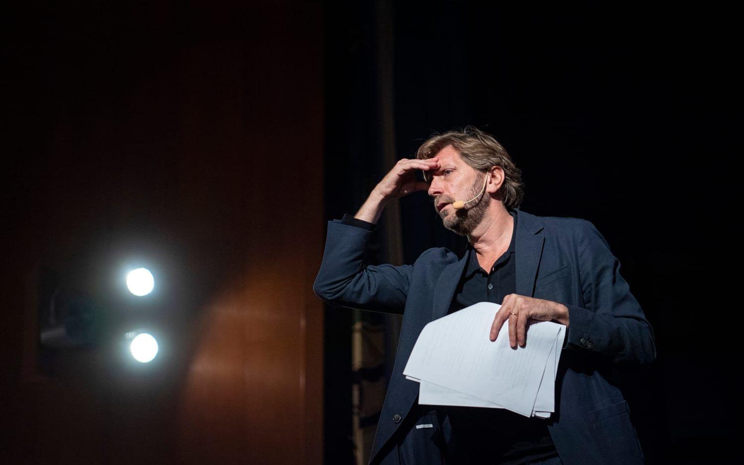 Ruben Östlund regisserar publiken på filmfestivalen på Draken under visningen av hans film ”Triangle of sadness”.