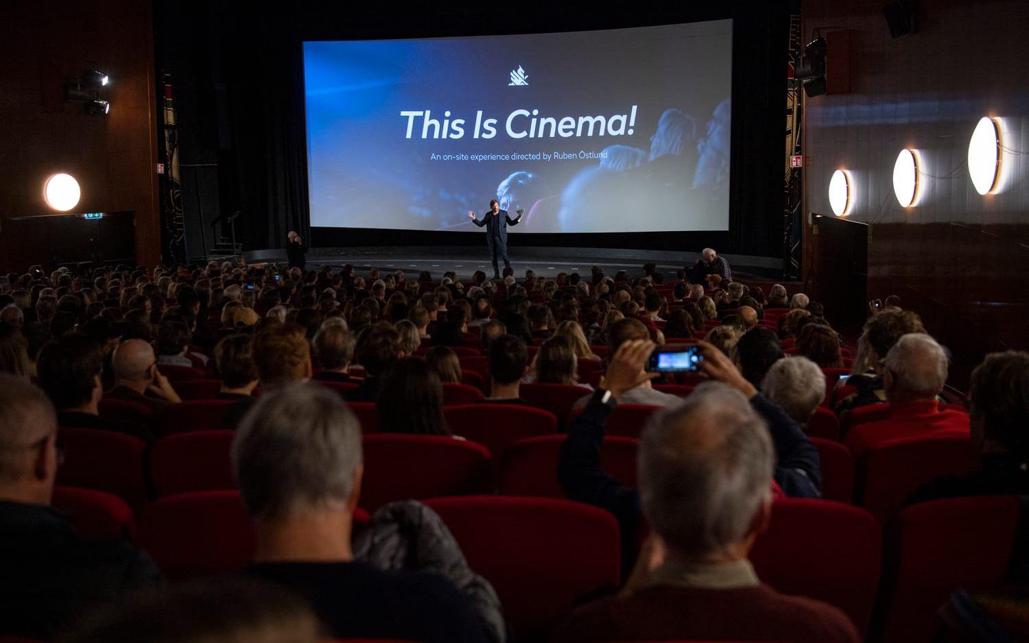 Ruben Östlund regisserar publiken på filmfestivalen på Draken under visningen av hans film ”Triangle of sadness”.