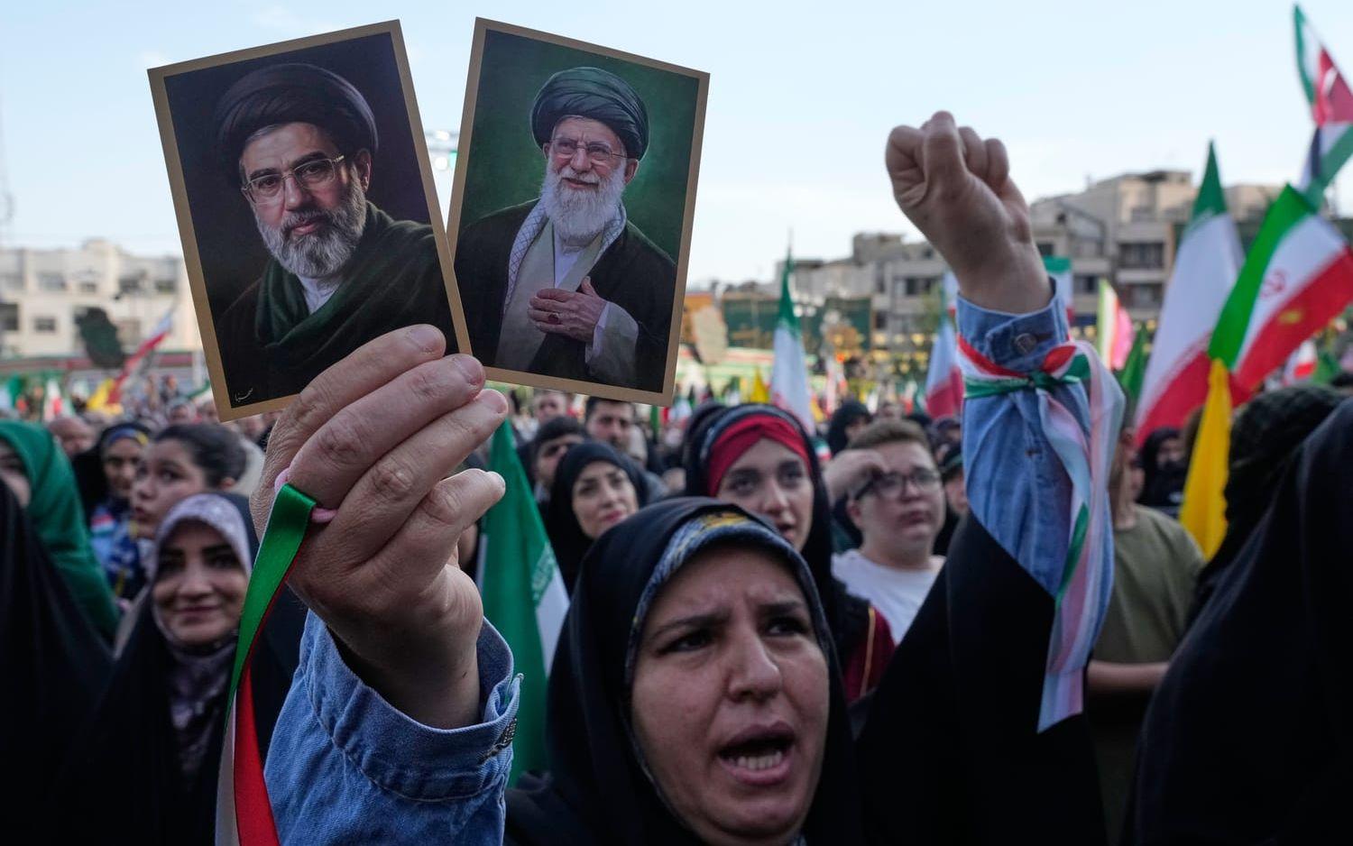 En manifestation till stöd för Irans hårdföra regim. På bilderna som hålls upp syns landets högste ledare ayatolla Mojtaba Khamenei och dennes far, den tidigare högste ledaren ayatolla Ali Khamenei, som dödades i krigsutbrottet. Bild från i onsdags.