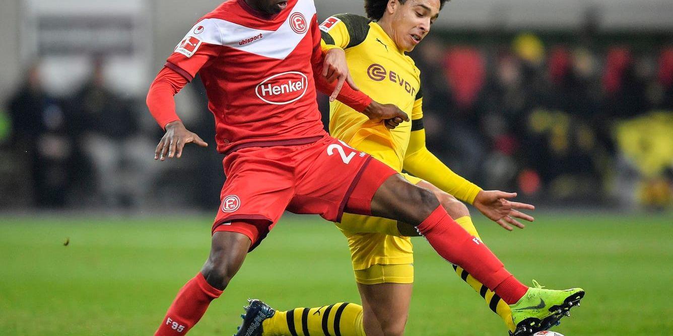 Dodi Lukebakio (i rött) bidrog till Düsseldorfs skrällseger mot Dortmund. Arkivbild.