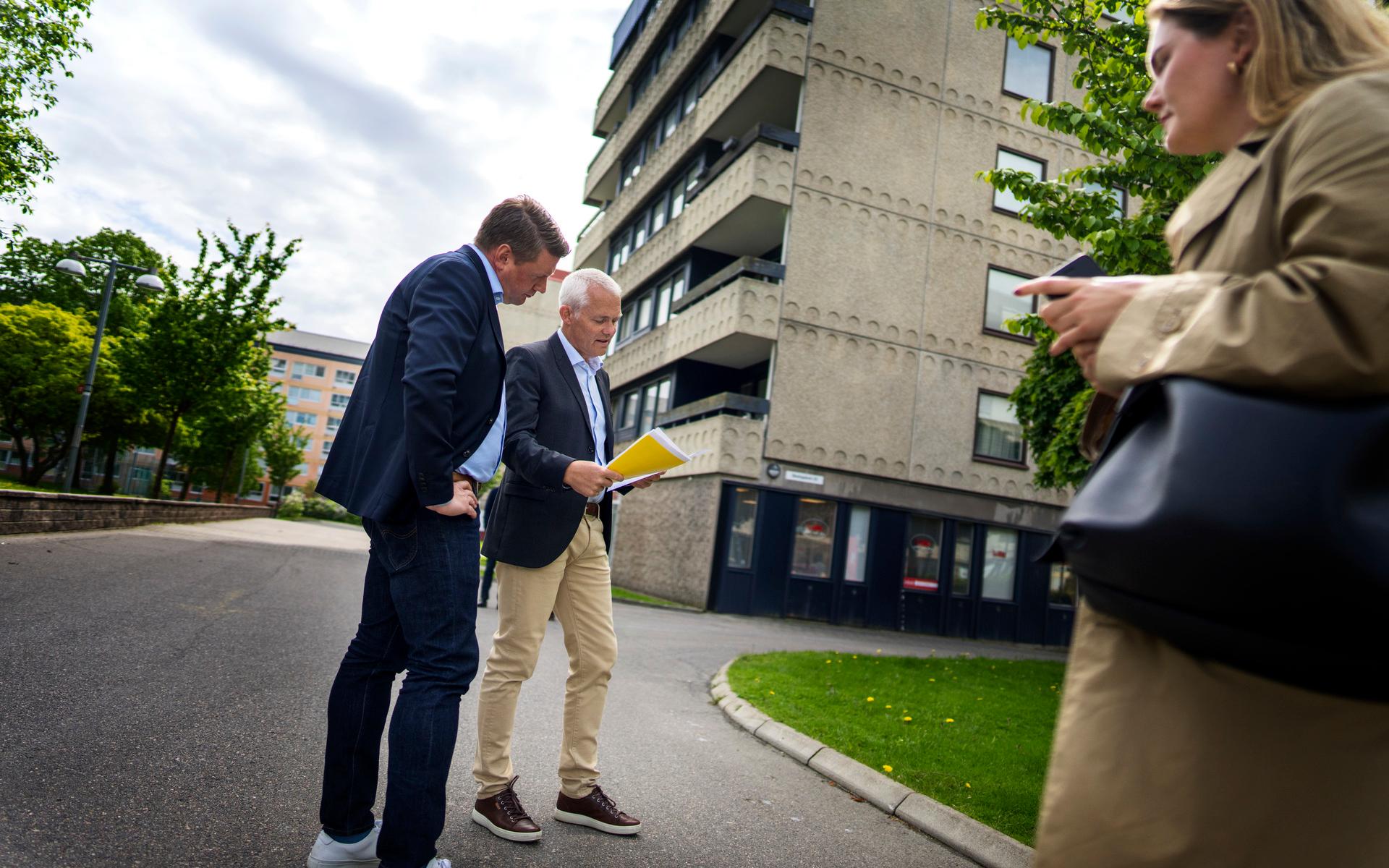 I Hjällbo, där socialdemokraterna Jonas Attenius och Tobias Baudin presenterade vallöftet om språkkrav, är 60 procent av invånarna födda i ett annat land.