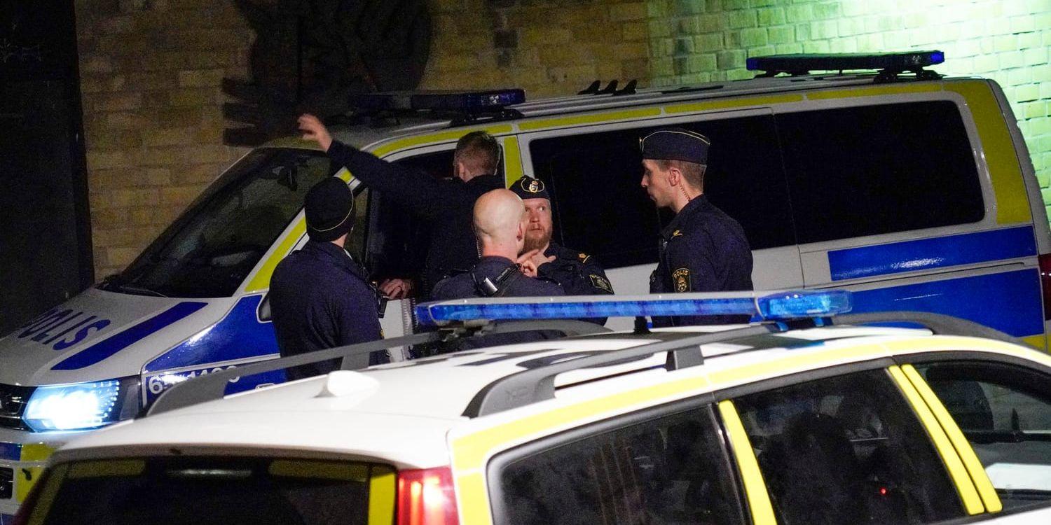 Två män i övre tonåren har förts till sjukhus med stick- och skärskador efter ett större bråk på Nydalatorget i Malmö.