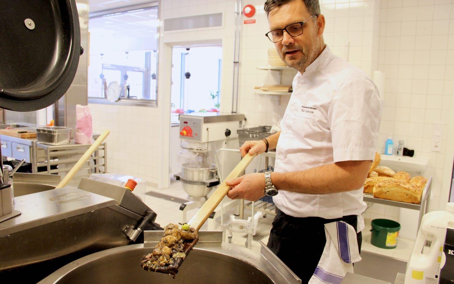 Mats Andersson rör runt i champinjonerna. Sedan ska de mixas till en soppa och kryddas. Bild: Elvira Linderot