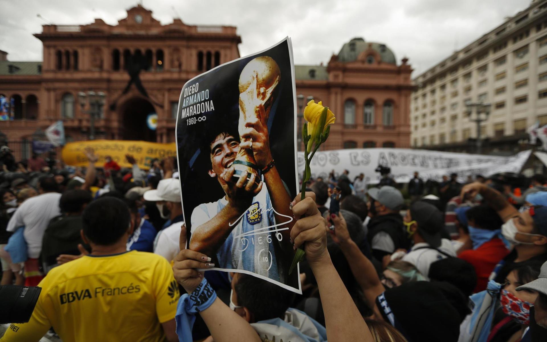 Tusentals personer har samlats utanför presidentpalatset i Buenos Aires för att ta farväl av Maradona. 