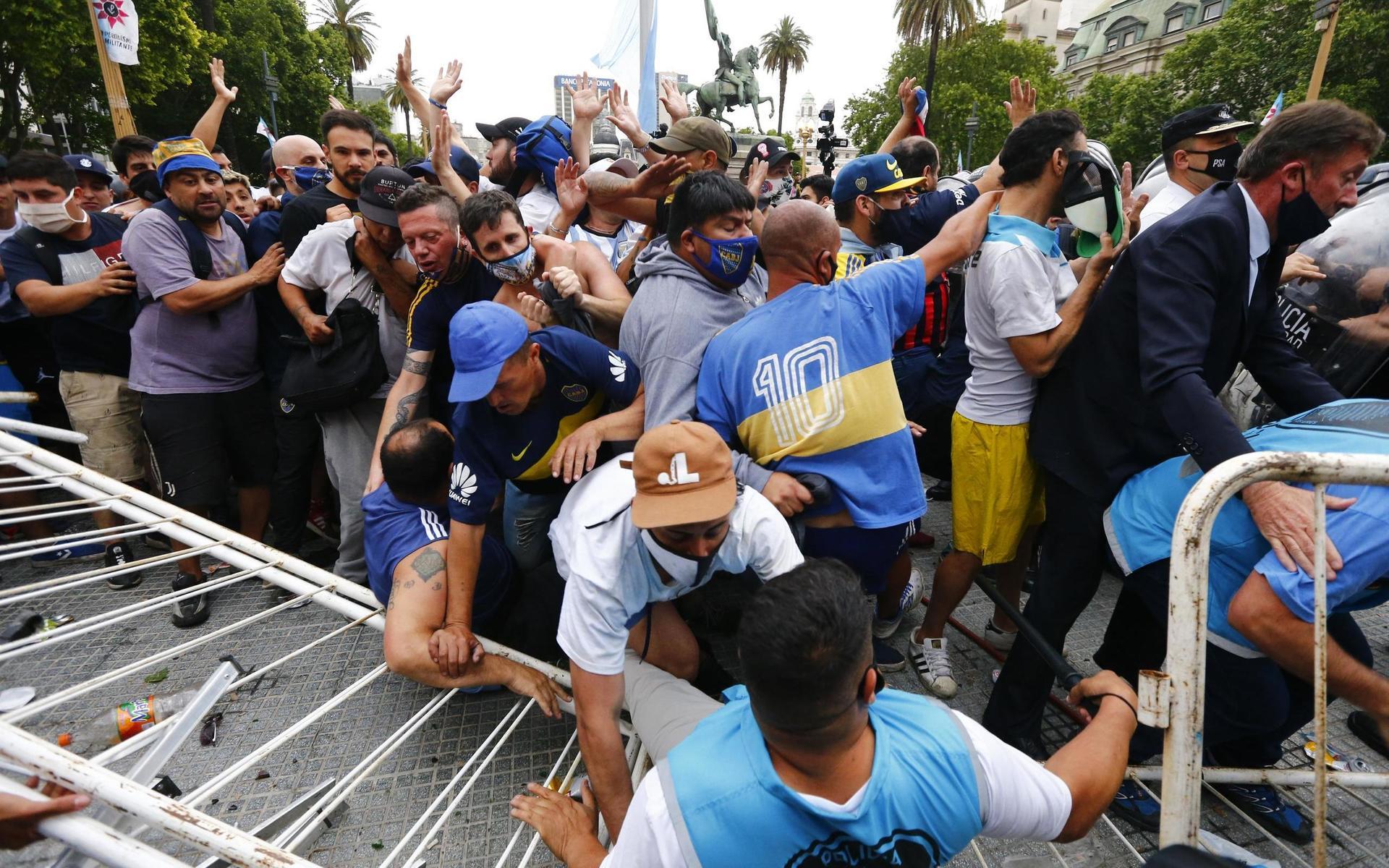Kaotiska scener har nu utbrutit i den argentinska huvudstaden och bilder visar hur folksamlingen faller över kravallstaketen. 