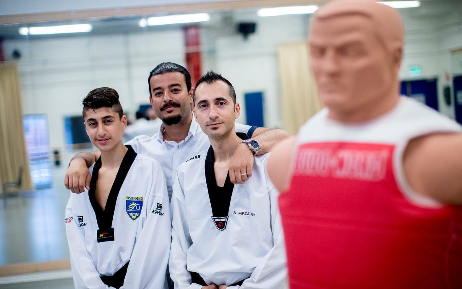 Arian Mirzadeh tillsammans med tränaren Amir Kader och Sepehr Mirzadeh. Foto: Adam Ihse