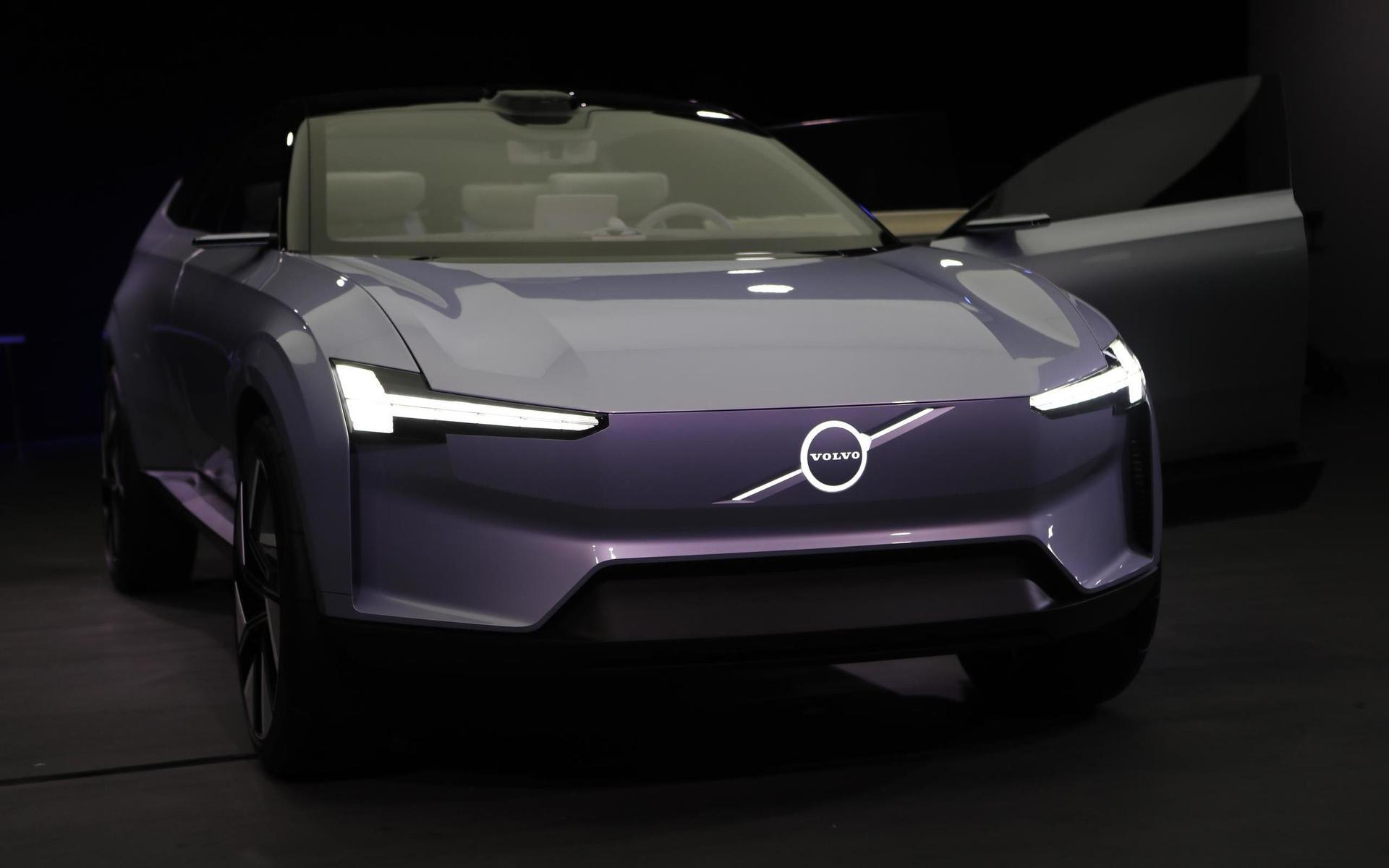Volvos Concept Recharge visar en elbil med sportig front, som saknar den typ av grill som bilar med förbränningsmotor har. Man fortsätter linjen med ett ”skandinaviskt”, minimalistiskt designspråk. 