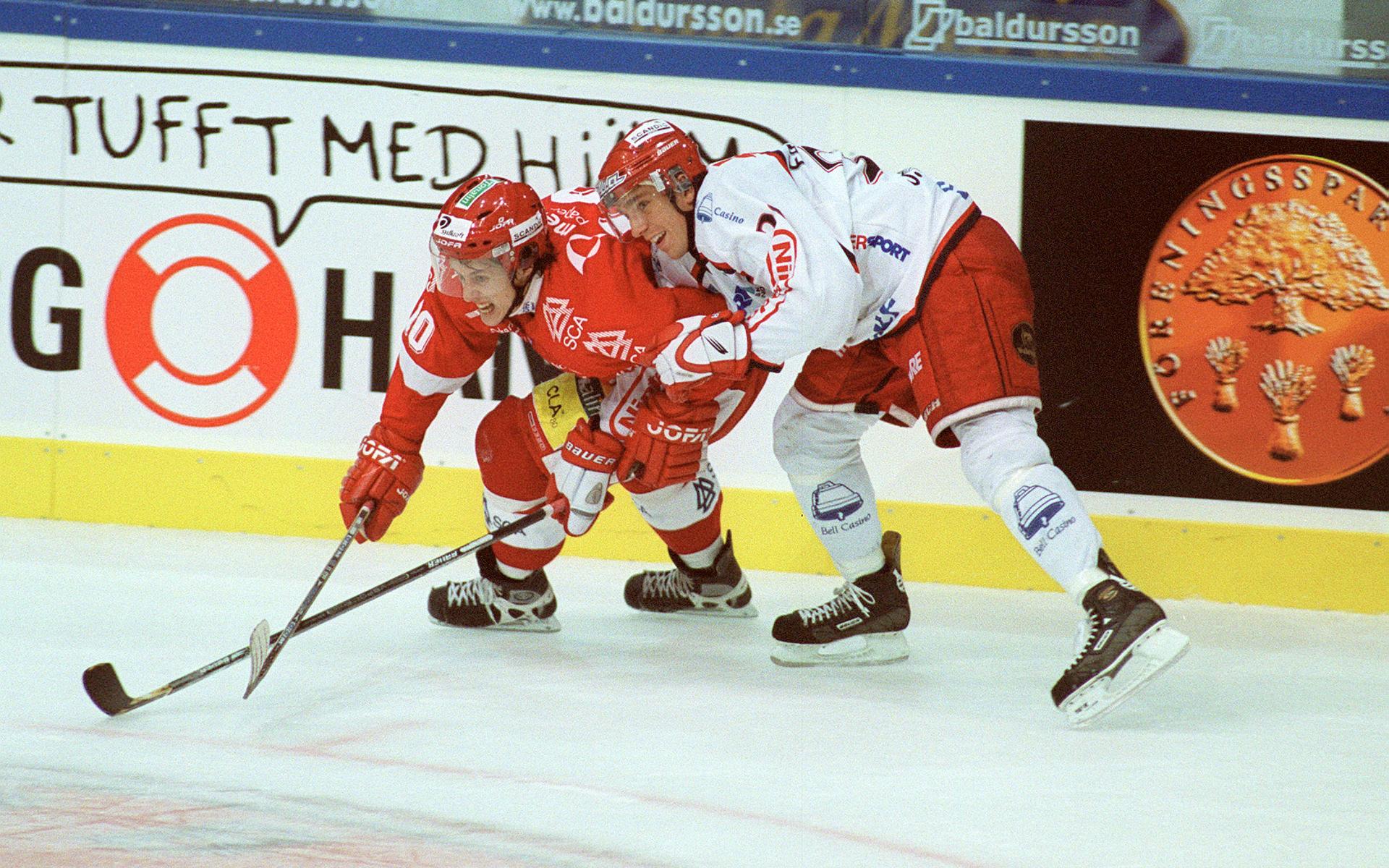 Säsongen 2000/01 Elitserie-debuterade Joel Lundqvist med Frölunda. Den säsongen blev det nio matcher med klubbens A-lag. Här på bild i en match mot Timrå.