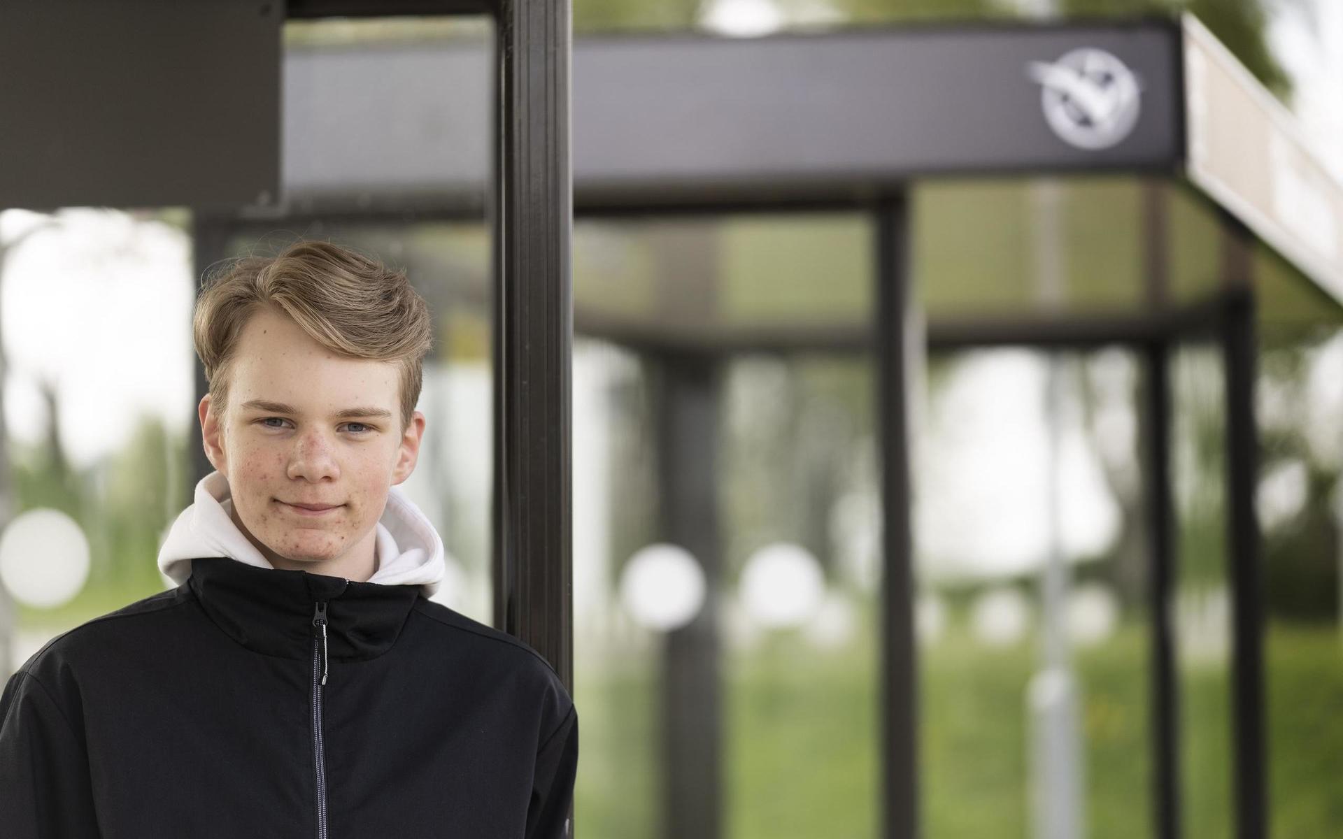 Emanuel Sangrud, 13, tycker att det känns orimligt att Liseberg får ha öppet men ungdomarna begränsas när de vill träffa en kompis eller ta sig till en badplats.