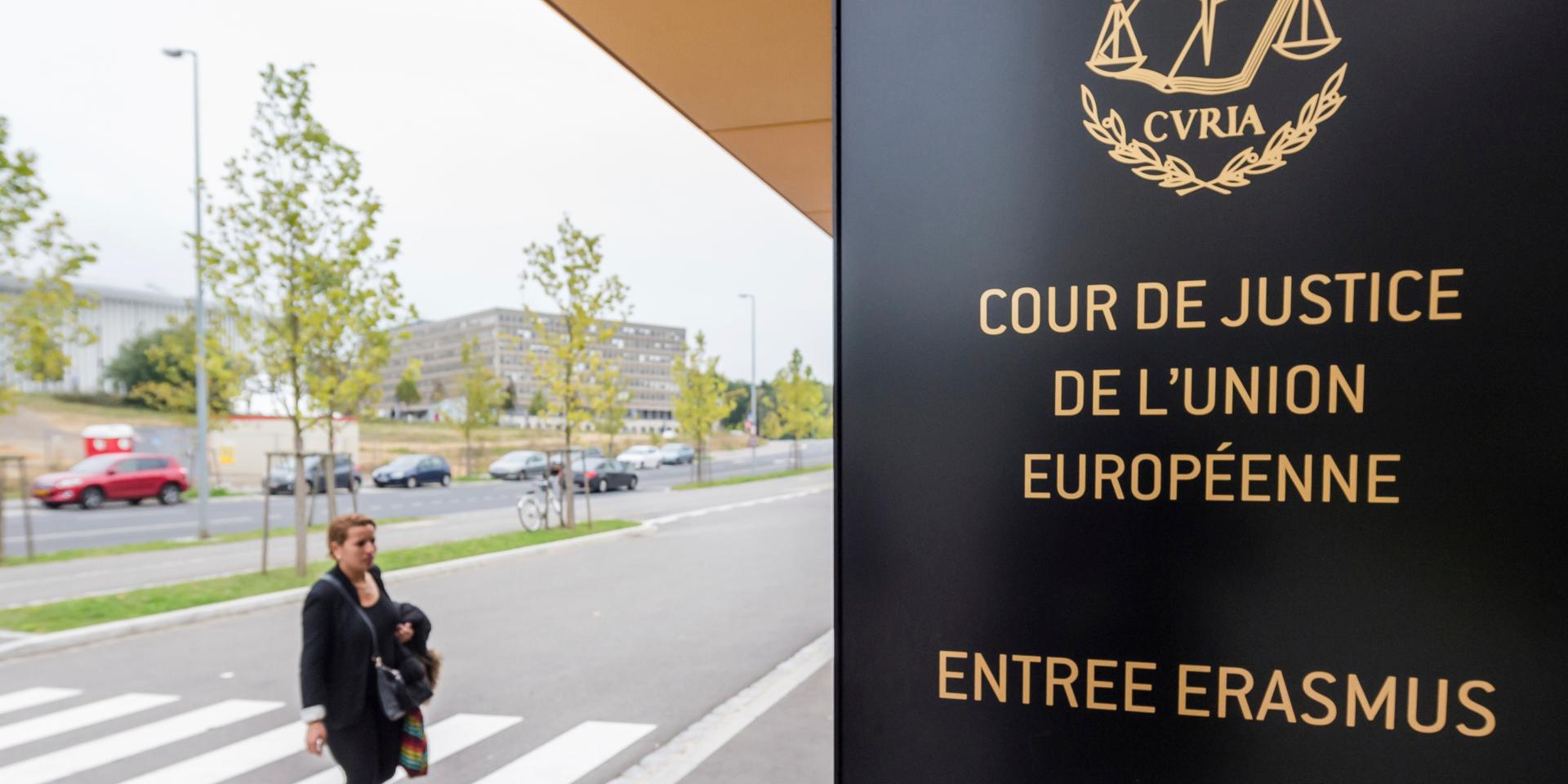 En kvinna utanför en av ingångarna till EU:s domstol i Luxemburg. Arkivbild.