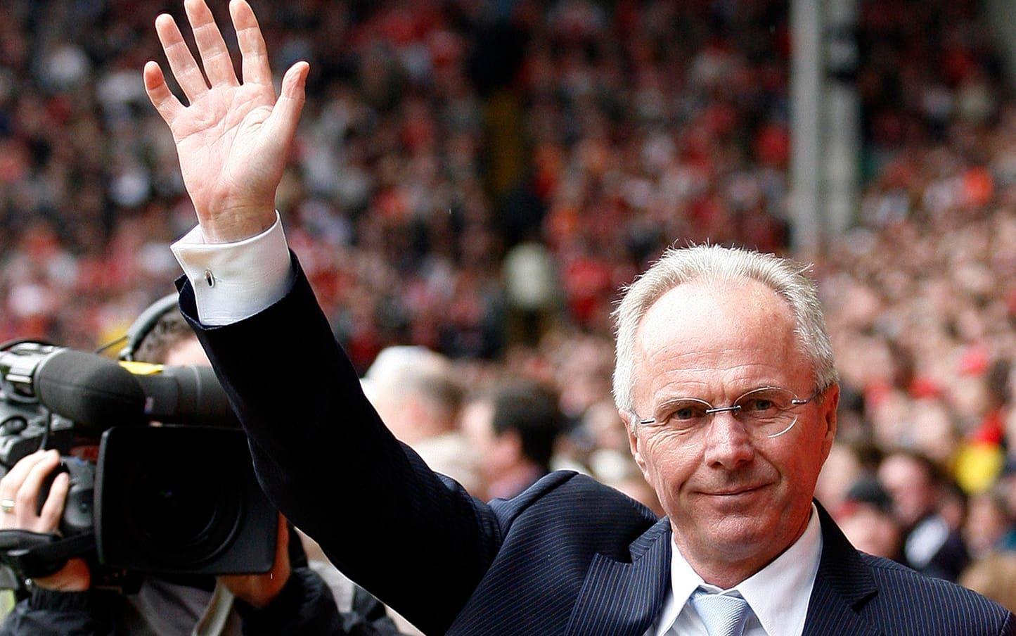 Sven-Göran Eriksson vinkar till publiken under en match mellan Manchester City och Liverpool i maj 2008. Arkivbild.