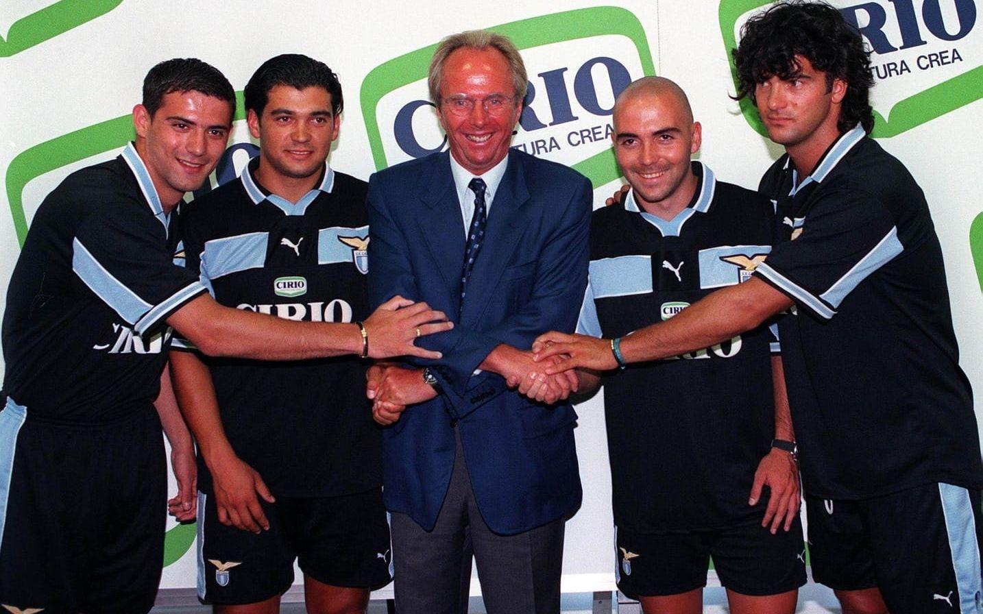 Sven-Göran Eriksson (mitten) tillsammans med Laziospelarna (från vänster) Dejan Stankovic, Flavio Conceicao, Ivan de la Peña och Fernando Couto i juli 1998. Arkivbild.