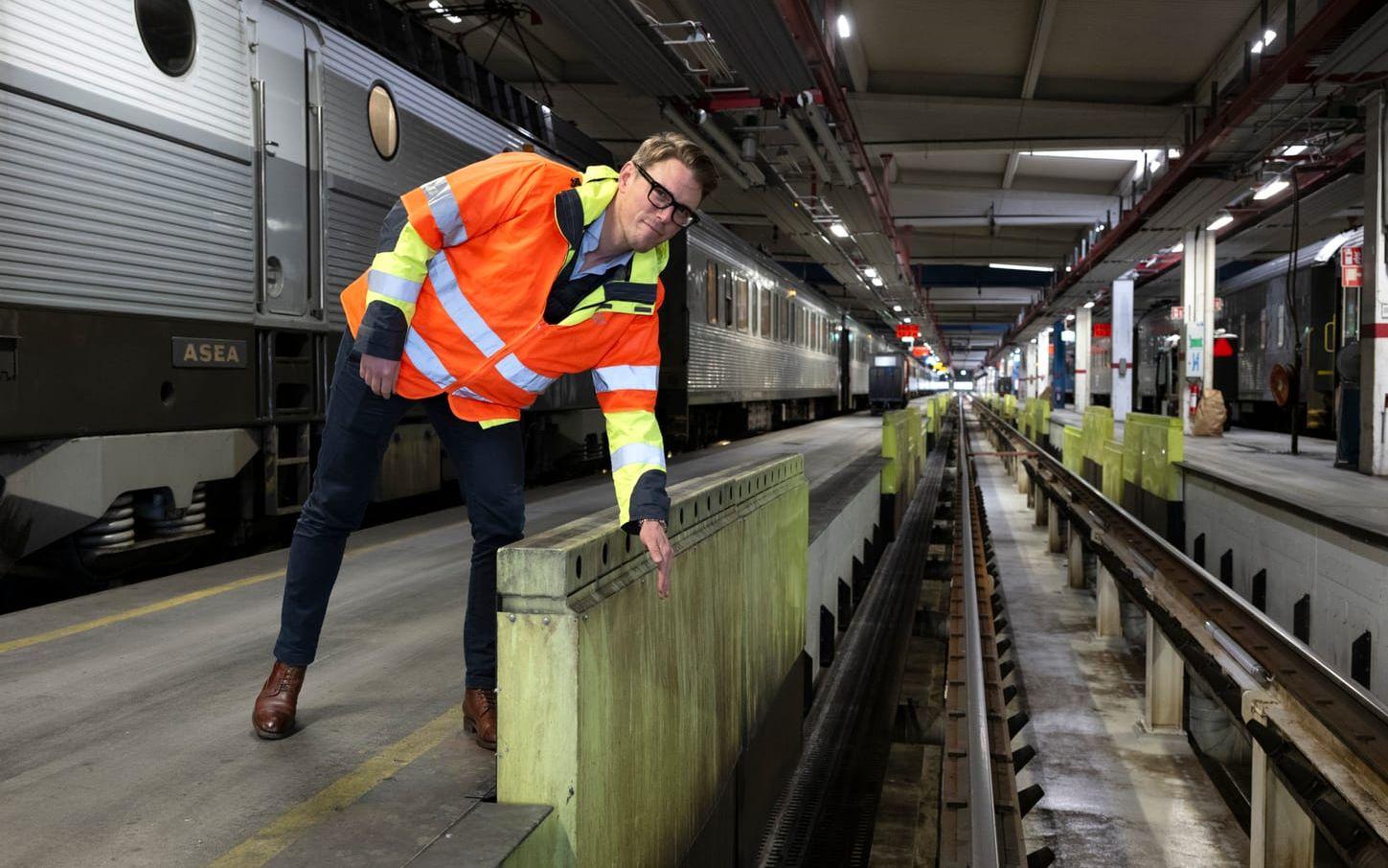 Arvid Fredman, fordonsdirektör på SJ, vid avisningsanläggningen på underhållsdepån i Hagalund Solna.