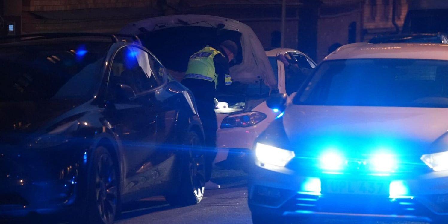 Poliser söker igenom en bil.