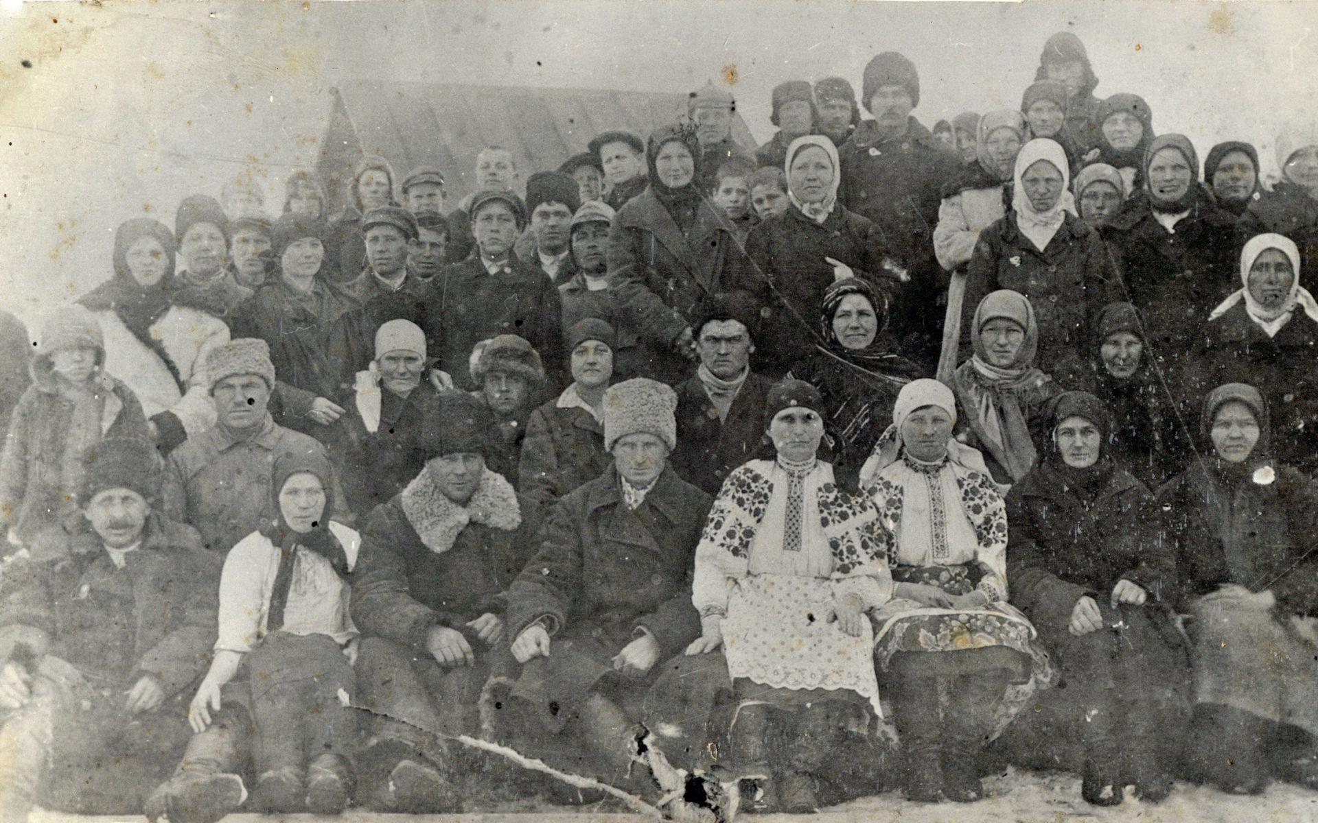 De överlevande från byn Krasylivka samlas för ett gruppfoto efter att hungersnöden ebbat ut 1934.
