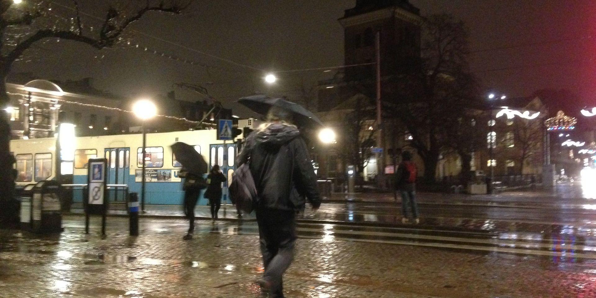 Efter morgonens regnoväder väntas ytterligare kraftiga regnskurar och åska dra in över Göteborg under eftermiddagen. 