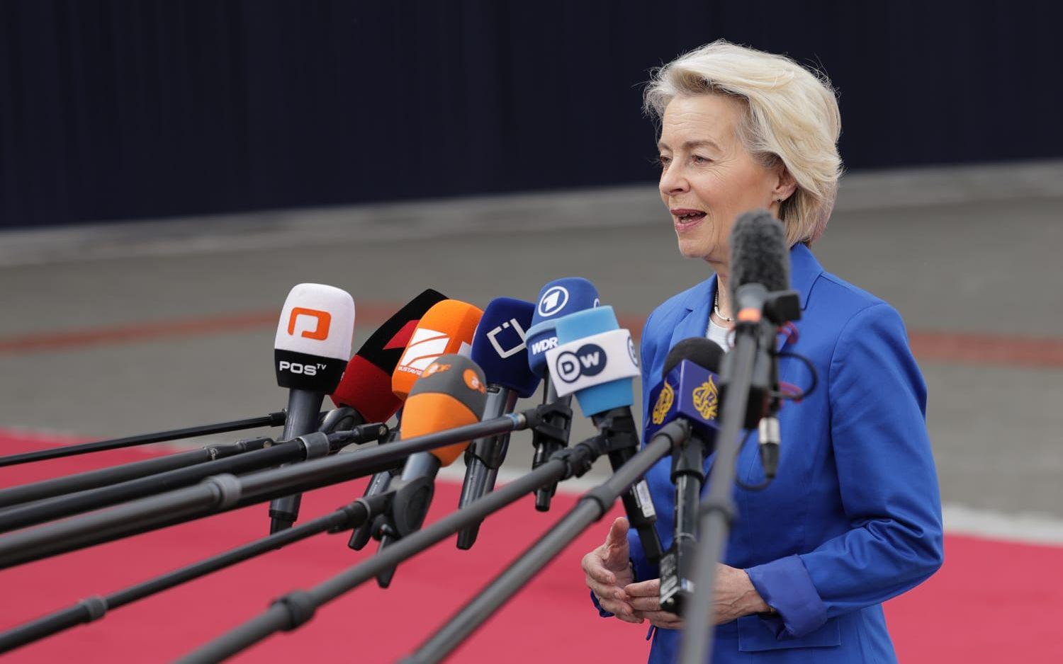 EU-kommissionens ordförande Ursula von der Leyen på väg in till måndagens EPC-toppmöte i Armenien.