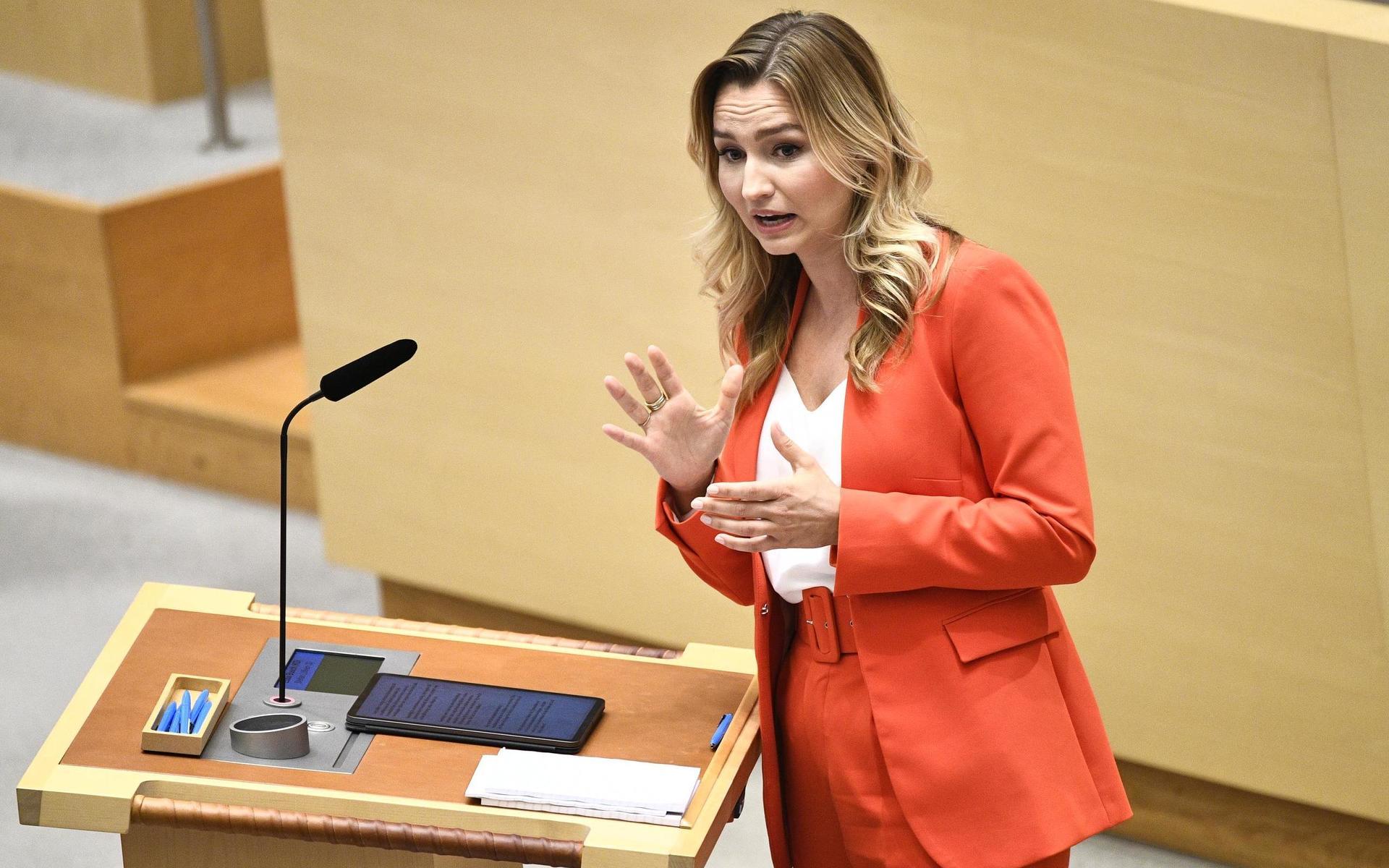 Kristdemokraternas partiledare Ebba Busch (KD) under partiledardebatten i riksdagen.