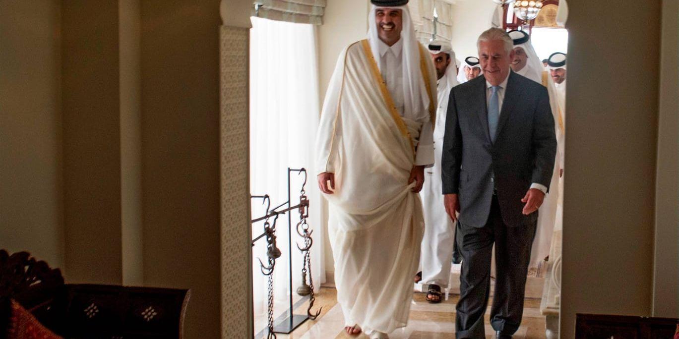 Qatars emir Tamim bin Hamad Al Thani välkomnar USA:s utrikesminister Rex Tillerson.
