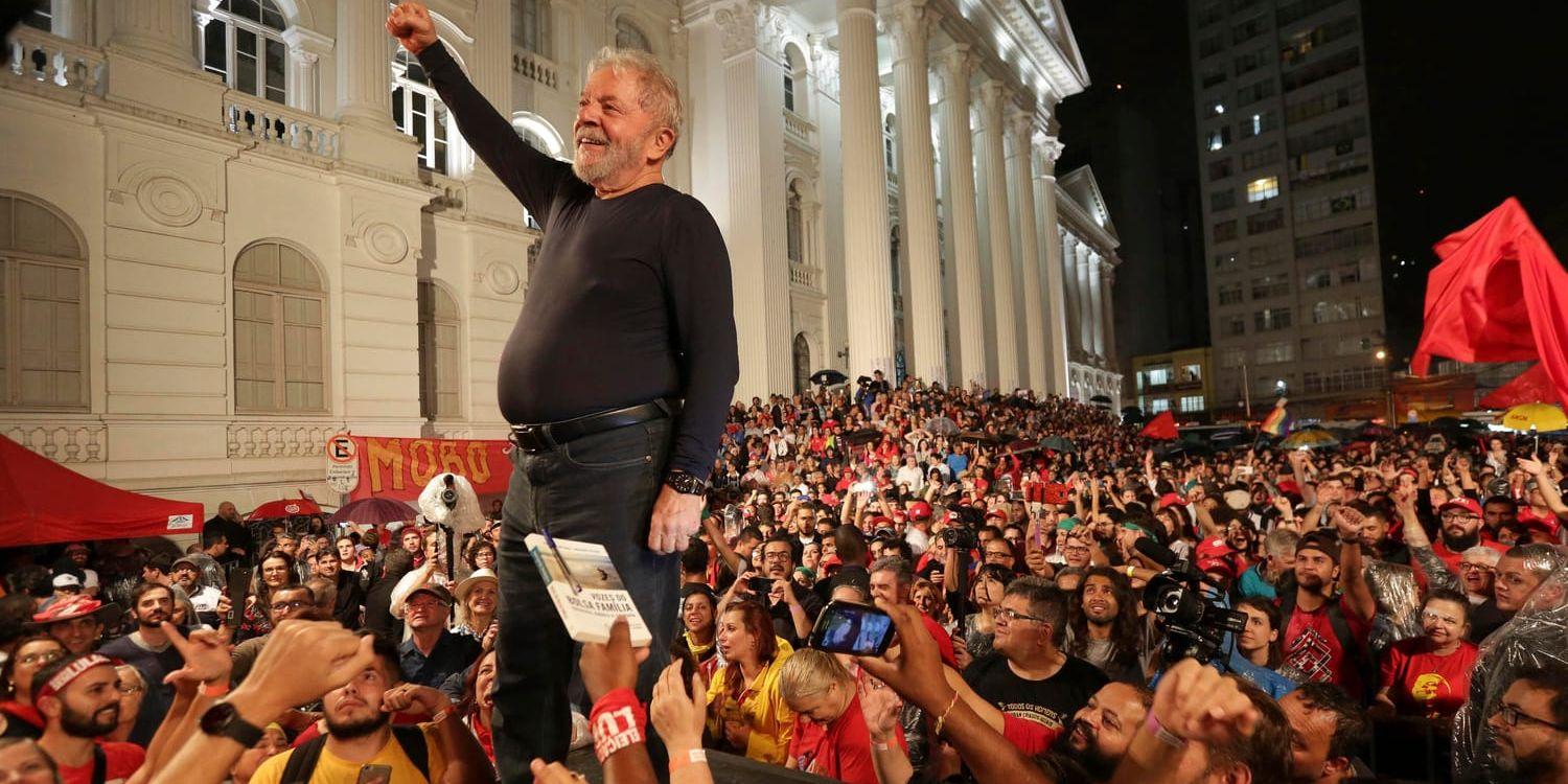 Luiz Inácio Lula, kandidat i Brasiliens presidentval i oktober, talar i Curitiba i södra delen av landet.
