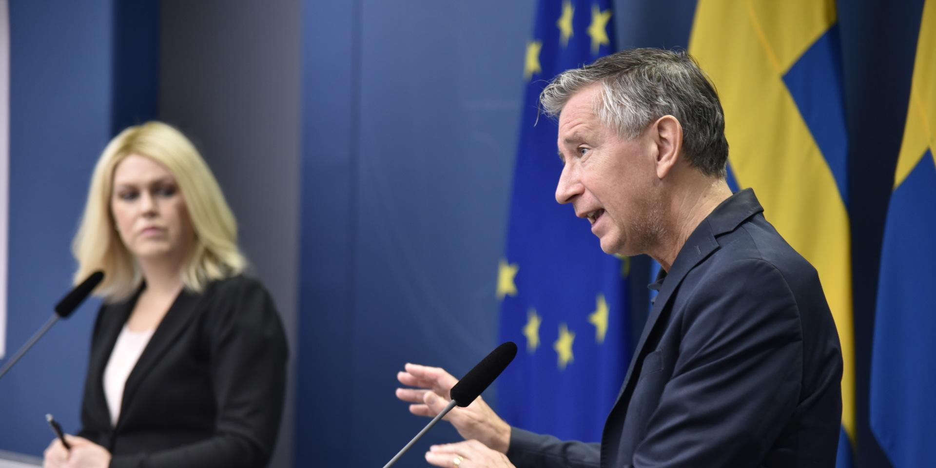 Socialminister Lena Hallengren och regeringens vaccinsamordnare Richard Bergström under pressträffen.