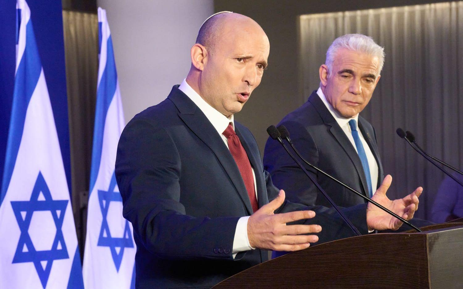Israels tidigare premiärministrar Naftali Bennett och Yair Lapid tillkännager sin gemensamma valsatsning på en pressträff på söndagen.