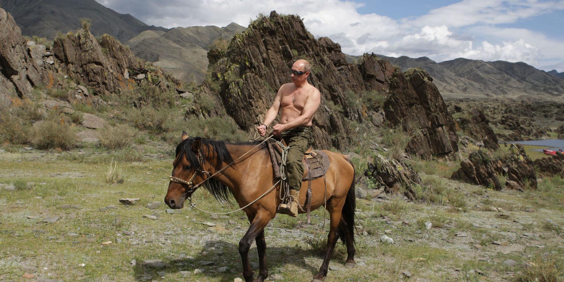 Kanske en av de mest spridda bilderna på Rysslands premiärminister Vladimir Putin från 2009. –Associationerna som uppstår när Putin kommer ridande till häst är ju att &quot;Här är riddaren som ska rädda landet&quot;, säger Nicklas Håkansson. 