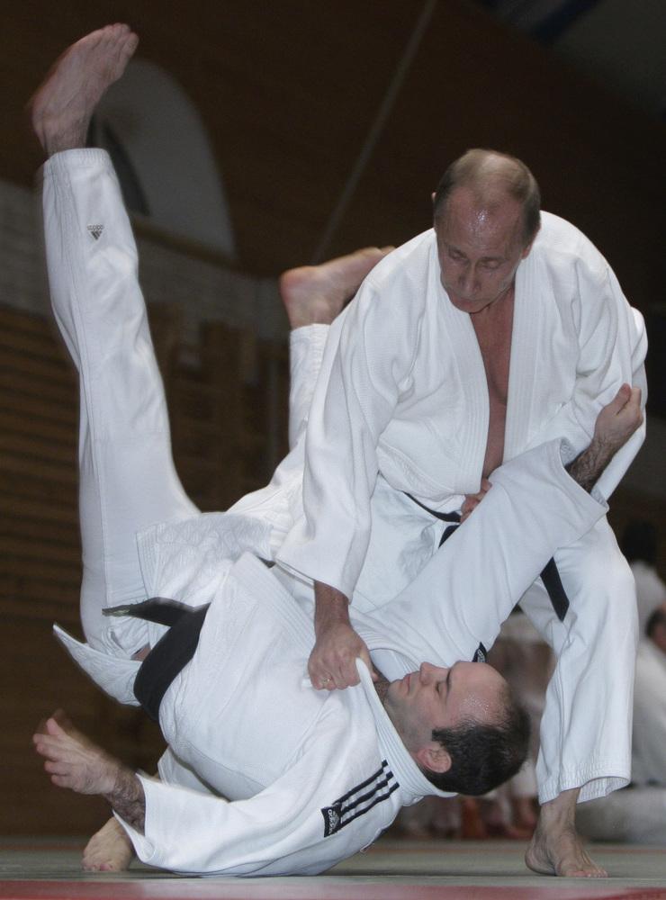 Vladimir Putin under en judoträning i St. Petersburg, 2009. Den ryske presidenten har svart bälte i kampsporten. 