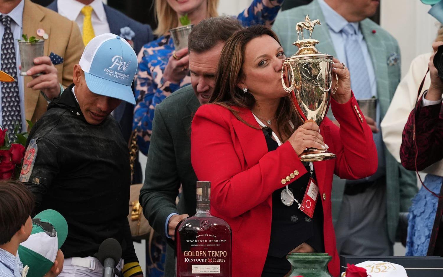 Cherie DeVaux efter segern i Kentucky Derby.  
