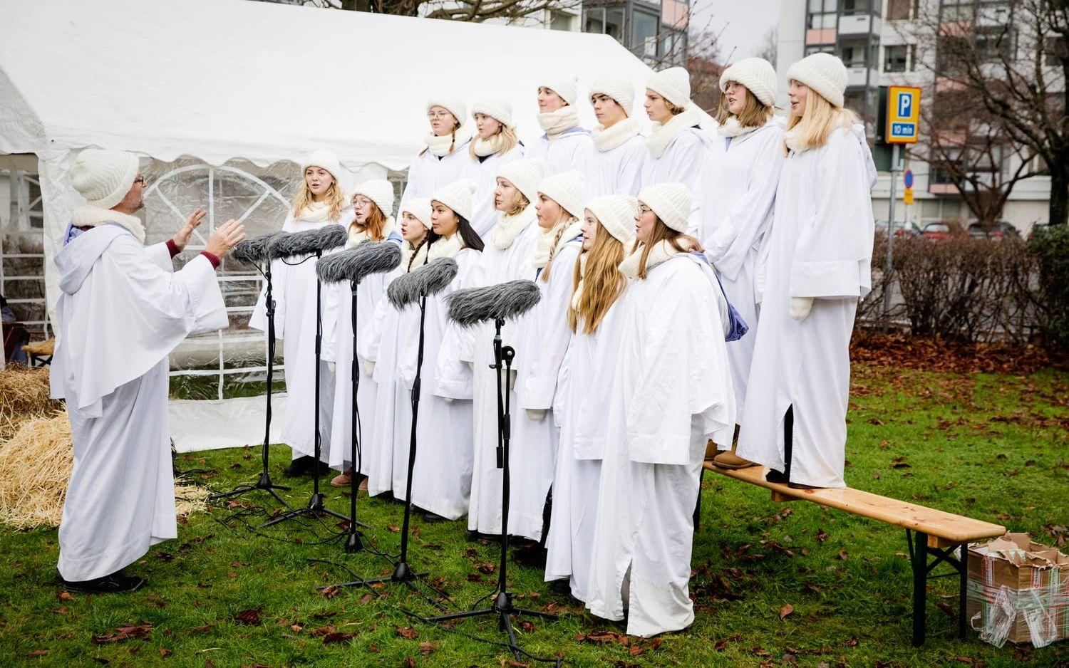 Änglakören. Förstaårseleverna vid LM Engströms musiklinje sjunger under ledning av Sture Klingberg i föreställningen Levande julkrubba..