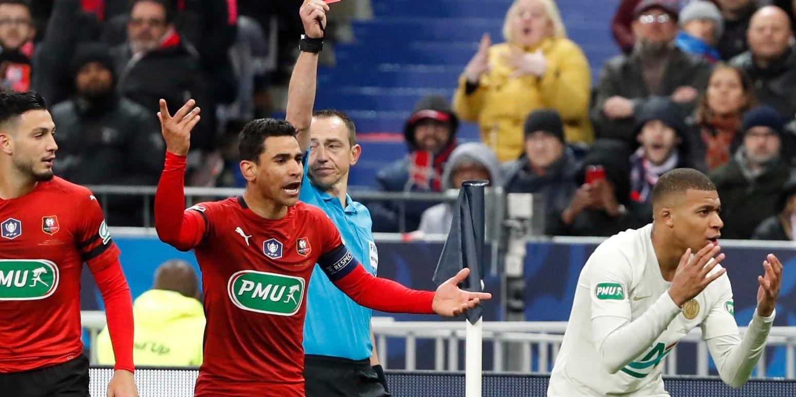 Paris Saint-Germains Kylian Mbappé, till höger, fick rött kort i finalen av den franska cupen i fotboll.