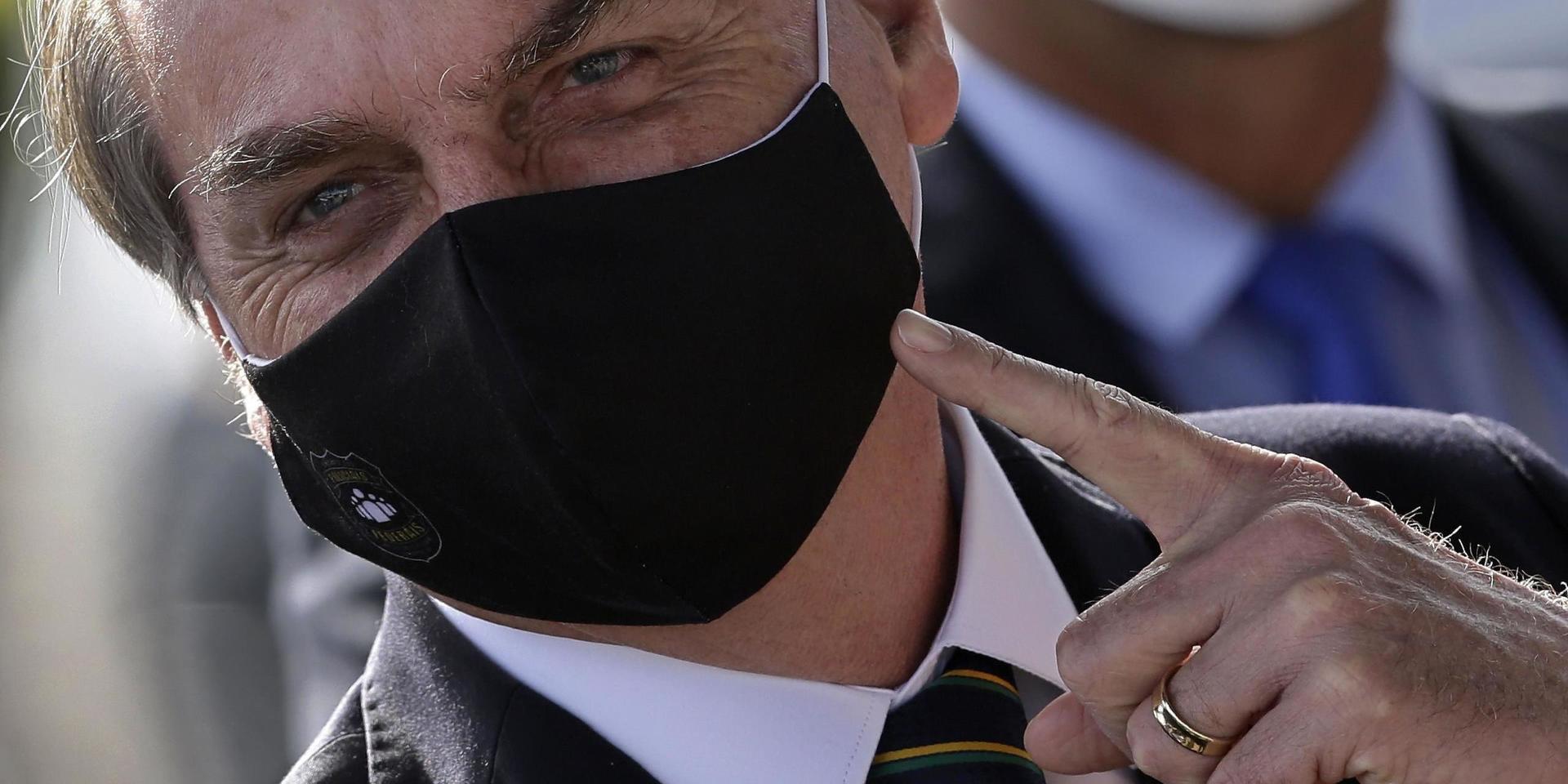 Brasiliens president Jair Bolsonaro med munskydd. Arkivbild. 