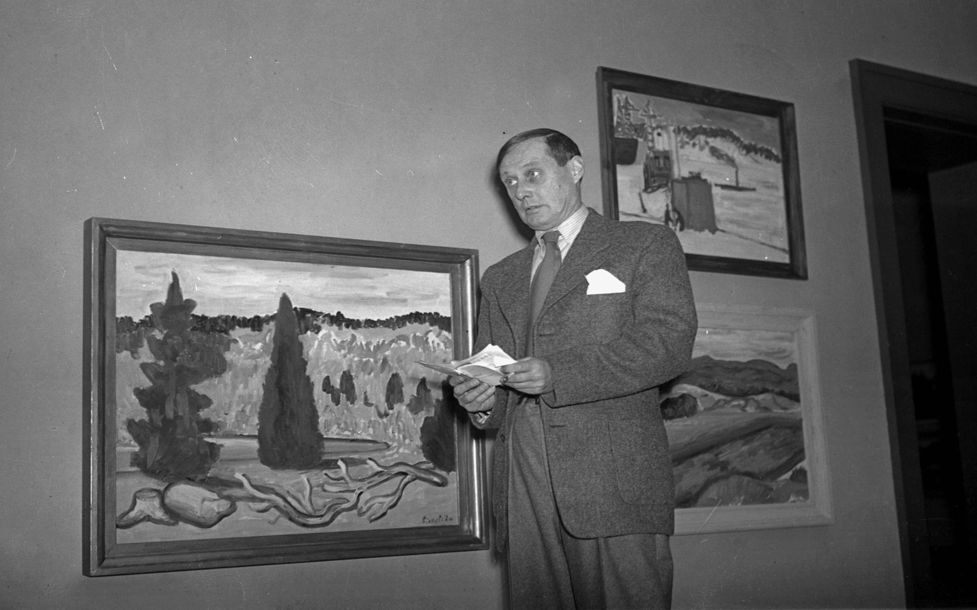 Tor Bjurström var lärare på Valand. Han är bland annat känd för att ha inspirerat de elever som sedermera kom att kallas för Göteborgskoloristerna. Bilden är från den andre april 1943 när han ställer ut sin egen konst.