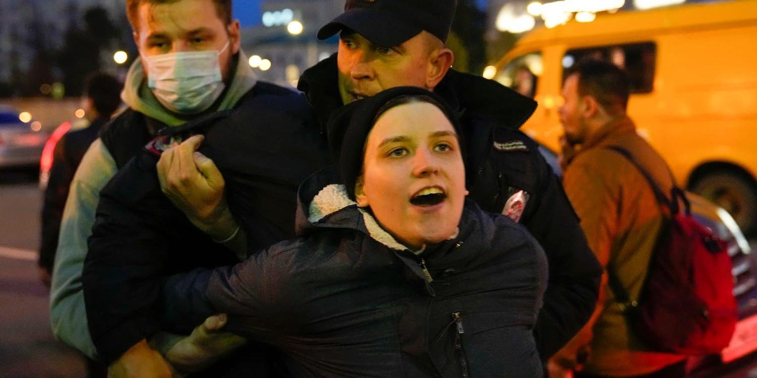 Polis griper demonstranter under en protest mot regimen i Moskva 21 september i år. 