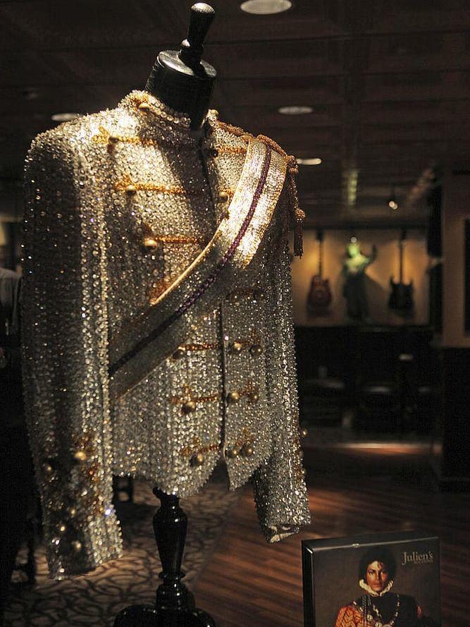 Michael Jacksons berömda jacka (Victory era) visas upp på Hard rock café i New York. Foto: TT.